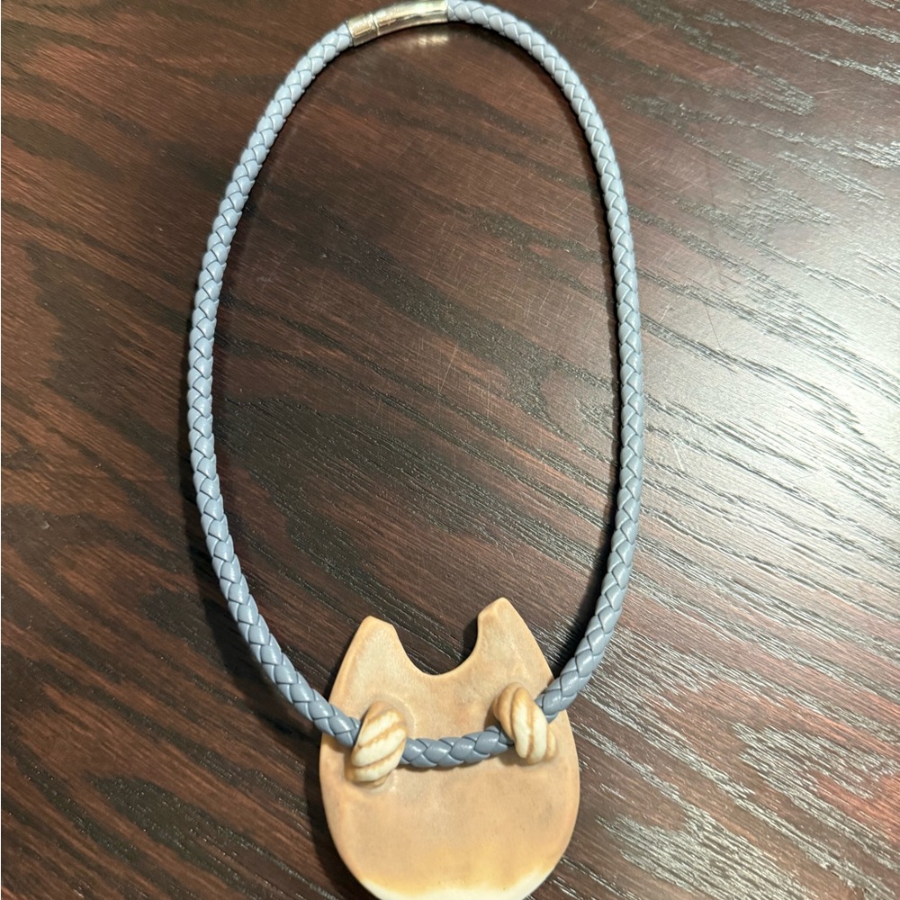 All the Clay Horses - Turquoise and Clay Horseshoe Necklace on leather cord - Picture 4 of 4